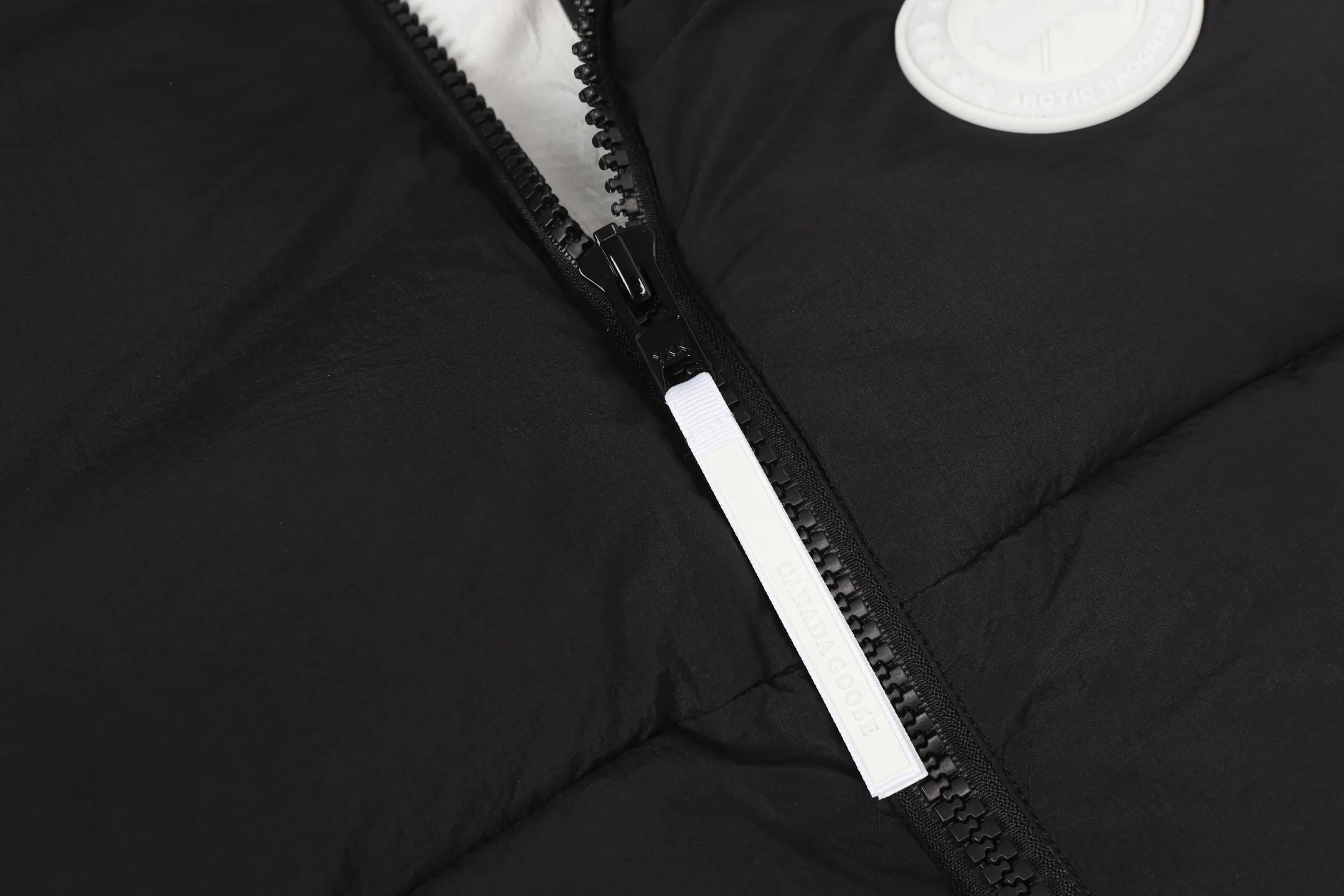 P480 CANADA GOOSE/PASTELS capsule white label series down vest The white label series is a capsule limited series and the most popular PASTELS series this year. The chest labels are all white badges with pure silicone texture. The pattern has a strong contrast between concave and convex. The topographic map of Canada on the badge is lifelike. The plastic material used for currency logos on the market is very hard to the touch! Our original independent order accessories are all custom-made original accessories. The imported YKK zipper has correct teeth and the zipper teeth are very thick. The zipper webbing logo is printed with three M fluorescent colors and the original custom-made washed logo. The placket webbing and wiring details are all restored. Color: Black Pure White Light Pink Khaki Moonlight Gray Size: XS S M L XL